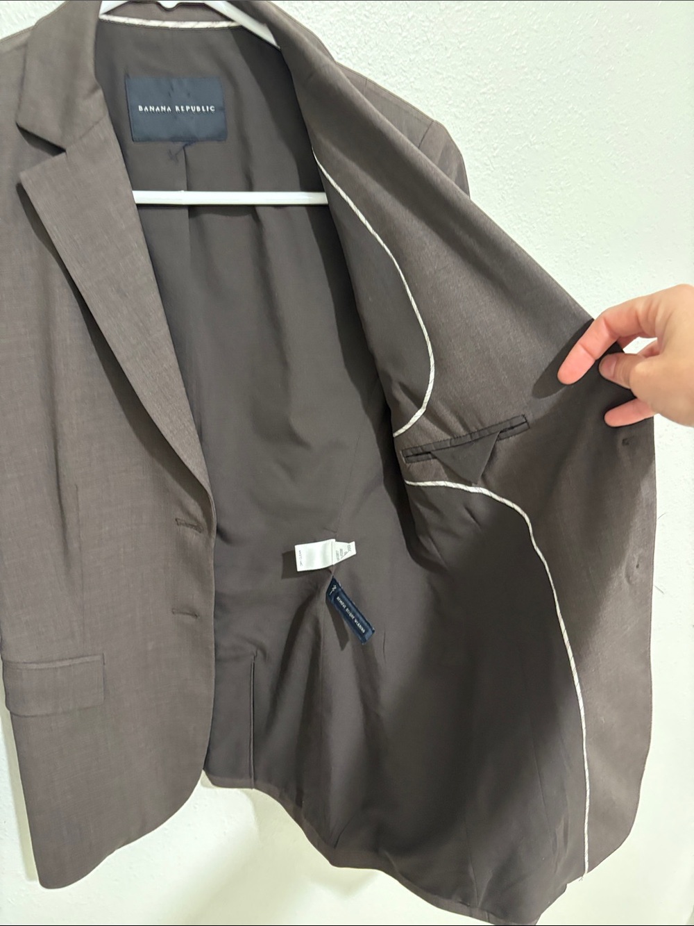 Banana Republic Men’s Brown Two-Piece Suit - Tailored Notch Lapel - Picture 5 of 6